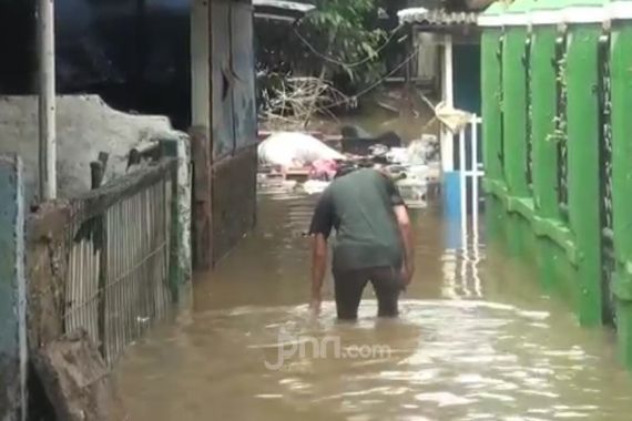 Sempat Terendam Air 3 Meter, Banjir di Cawang Berangsur Surut - JPNN.COM