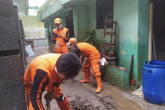 Banjir Jakarta Hari Ini: 5 RW di Kampung Melayu Masih Terendam Air - JPNN.COM