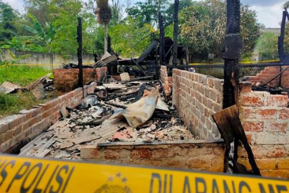 Gara-gara Tak Dikasih Uang, Adi Saputra Aniaya Orang Tua dan Bakar Rumah - JPNN.COM