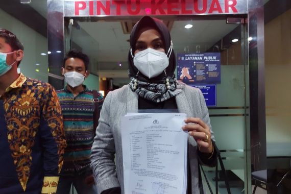 Disna Riantina Serahkan Bukti Tambahan Kasus Aisha Weddings ke Polisi - JPNN.COM