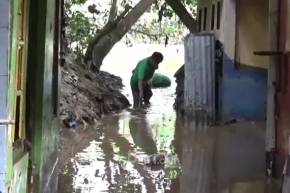 Habis Banjir Terbitlah Lumpur Tebal Bercampur Sampah, Ya Ampun - JPNN.COM