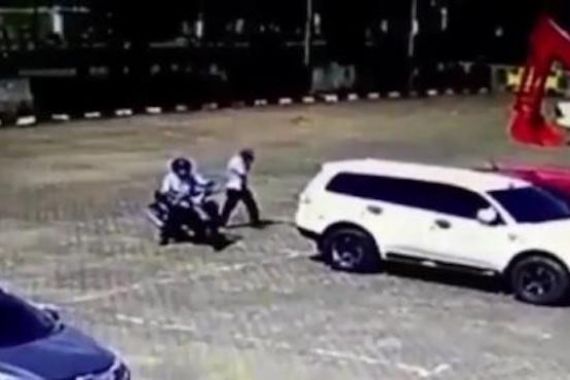 Kaca Mobil Pecah, Uang Rp340 Juta Raib, Aksi Pelaku Terekam CCTV - JPNN.COM