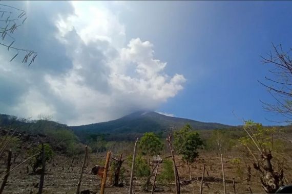 Gunung Ili Lewotolok Batuk-batuk, Blaaar - JPNN.COM