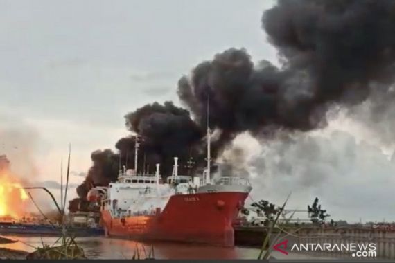 Kapal Tanker Milik Anggota DPR Terbakar dan Meledak - JPNN.COM