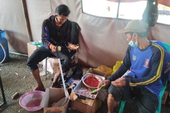 Hingga H+5, Kementerian Sosial Rutin Siapkan 4000 Nasi Bungkus untuk Penyintas Banjir Subang - JPNN.COM