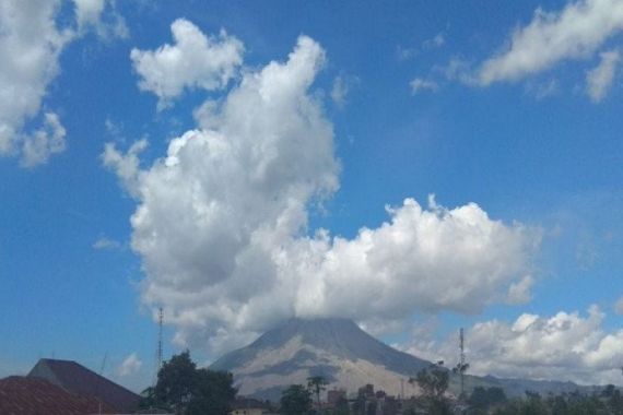 Hari Ini Gunung Sinabung Luncurkan Awan Panas - JPNN.COM