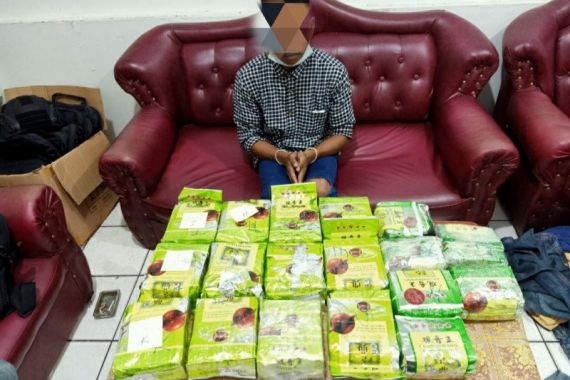 Detik-detik Penyelundup Narkotika yang Diperintah Abang dari Malaysia Diringkus Bea Cukai - JPNN.COM