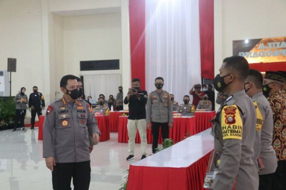 Jenderal Listyo Sigit Memberi Penghargaan kepada 1 Bhabinkamtibmas dan 1 Personel Polres - JPNN.COM