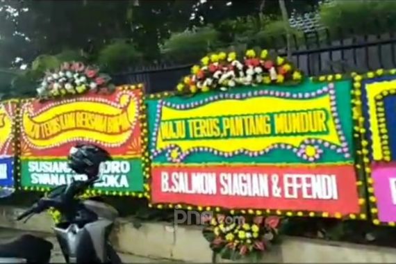 Rumah Pak Moeldoko Dipenuhi Karangan Bunga, Baca Nih Isi Pesannya - JPNN.COM