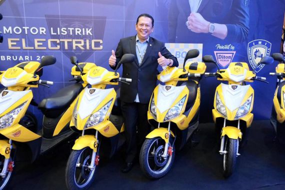 Ketum IMI Bamsoet Memperkenalkan Motor Kuning Listrik Bike Smart Harga Rp 10 Juta - JPNN.COM