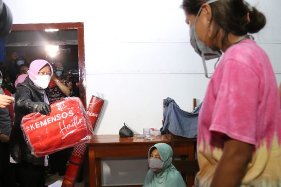 Bu Risma Bawa Bantuan ke Lokasi Banjir, Pemkab Pekalongan Ucapkan Terima Kasih - JPNN.COM