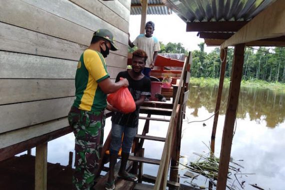 Satgas 413 Kostrad Distribusikan Bantuan Sembako Kepada Warga Terdampak Banjir - JPNN.COM