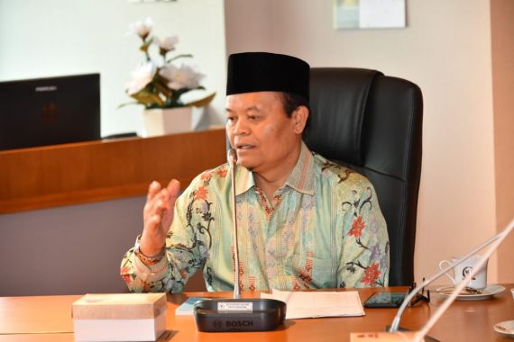 Jokowi Teken Perpres Dana Abadi Pesantren, Ini Catatan HNW - JPNN.COM