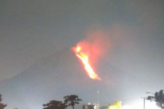 Gunung Sinabung Luncurkan Lava Pijar Jumat Malam, Menuju Timur dan Tenggara - JPNN.COM