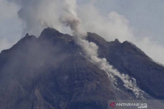 BPPTKG Catat Hari Ini Gunung Merapi Keluarkan Guguran Lava Tujuh Kali - JPNN.COM