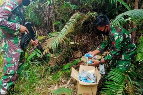 Lihat, Satgas Pamtas Yonif 642 Temukan 2 Kotak Mencurigakan di Perbatasan RI-Malaysia - JPNN.COM