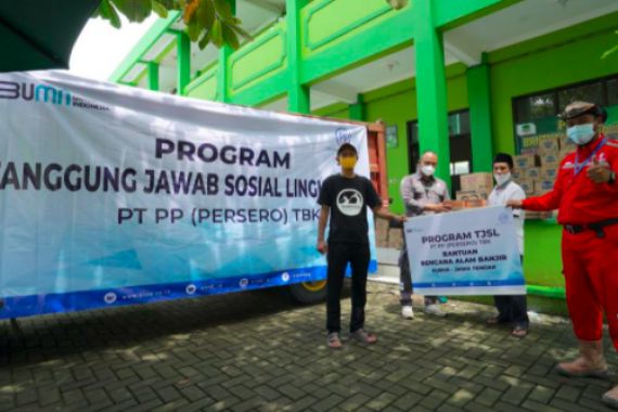 PT PP Salurkan Bantuan ke 3 Lokasi Terdampak Korban Banjir - JPNN.COM
