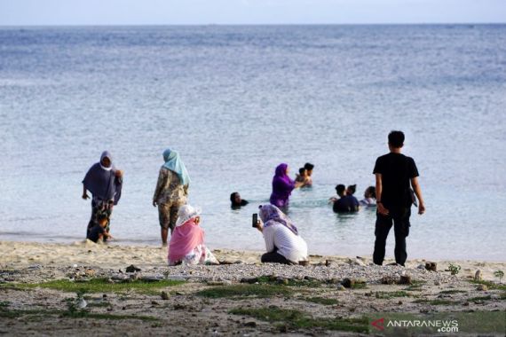 Libur Imlek, Warga Gorontalo Pilih Berwisata ke Pantai - JPNN.COM