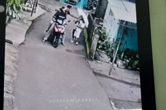 2 Pria Mendekati Anak Perempuan yang Sedang Bermain, Kalung Terjatuh, Viral - JPNN.COM