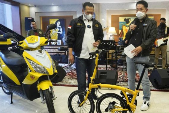Bantu UMKM, Pengacara Hendraguna Beli 10 Sepeda Kuning Lipat 'Bamsoet Klasik' - JPNN.COM