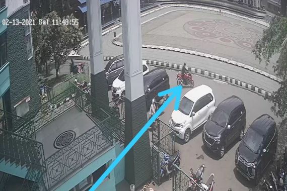 Aksi Pria Berambut Gondrong di Masjid Agung Palabuhanratu Terekam CCTV, Siap-siap Saja - JPNN.COM