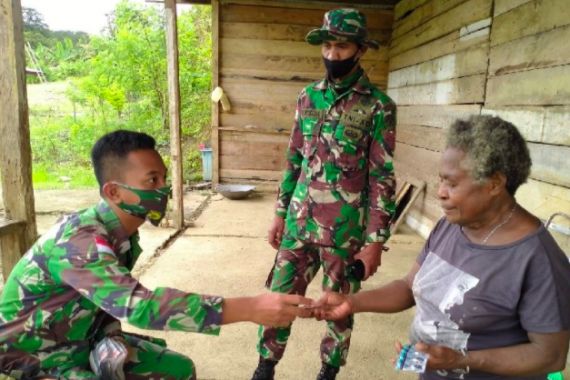 Lihat, Sungguh Mulia Aksi Para Prajurit TNI Ini di Perbatasan Papua - JPNN.COM
