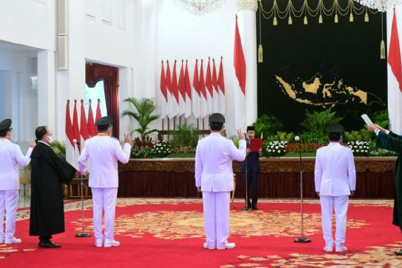 Jokowi Lantik Olly - Steven dan Zainal - Yansen di Istana Negara - JPNN.COM