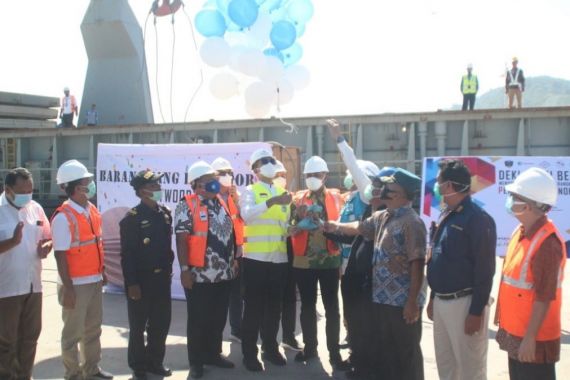 Bea Cukai Lepas Ekspor Perdana Plywood ke Eropa Lewat Pelabuhan Sibolga - JPNN.COM