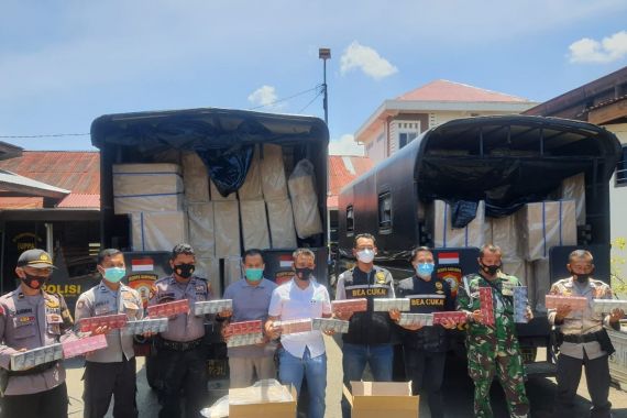 Bea Cukai dan Polri Gagalkan Penyelundupan Rokok Ilegal Terbesar di Sumatera Barat - JPNN.COM