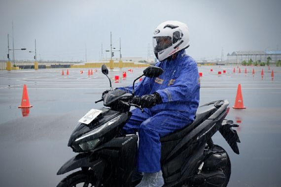 5 Perlengkapan yang Wajib Dibawa Bikers Saat Musim Hujan  - JPNN.COM