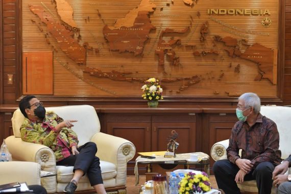 Gus Menteri dan Bupati Kepulauan Aru Bicara Pembangunan Desa  - JPNN.COM