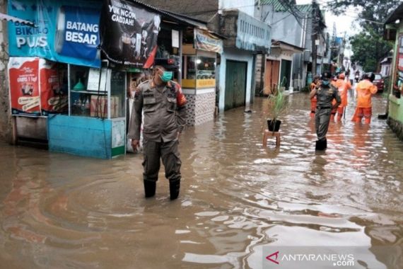 Ratusan Warga Jadi Korban Banjir, Anak Buah Anies Baswedan: Sedikit, Cuma 2 RW - JPNN.COM