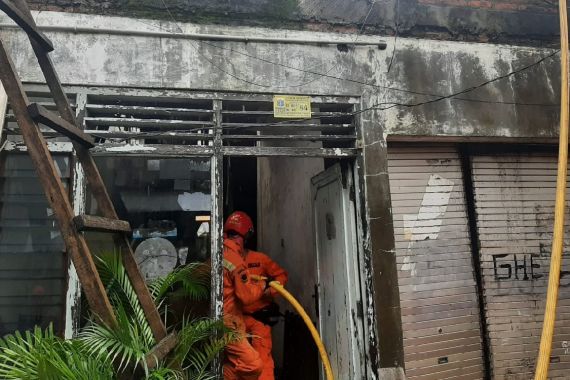 Rumah Kosong di Jaktim Ludes Terbakar Saat Hujan Lebat, Kok Bisa? - JPNN.COM