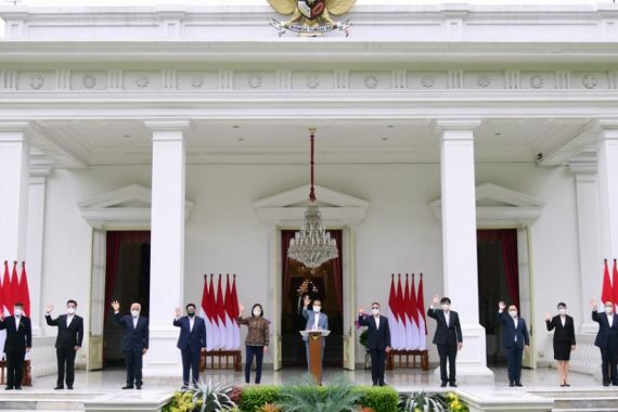 Jokowi Pamerkan Para Pejabat yang Mengisi Lembaga Hasil UU Omnibus Law - JPNN.COM