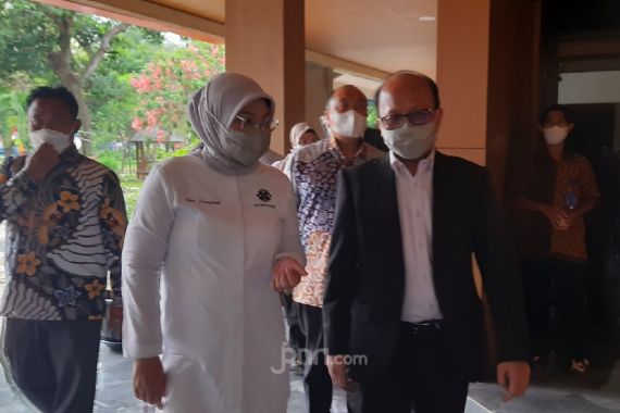 Sambangi Karawang, Menaker Memastikan Vaksinasi Gotong Royong Berjalan Lancar - JPNN.COM