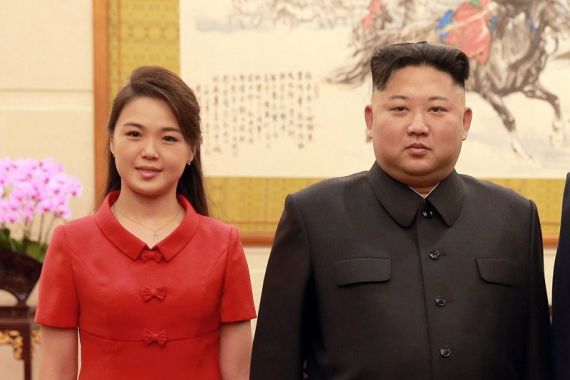 Lihat, Kim Jong Un dan Ri Sol Ju Tersenyum - JPNN.COM