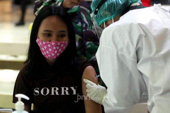 Anies Sebut Vaksinasi Covid-19 Terhadap Pedagang Pasar Masih Bersifat Penawaran - JPNN.COM