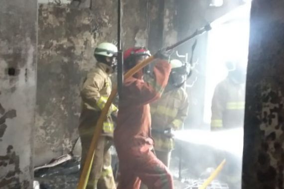 Tabung Gas Meledak di Jaktim, Korban Dilarikan Rumah Sakit - JPNN.COM