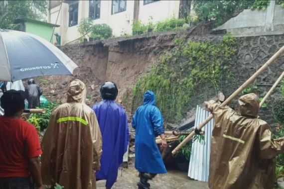 Sedang Berteduh di Warung, Tiba-Tiba Talud Runtuh, Brak, Sutrismo dan Darmo Tewas - JPNN.COM