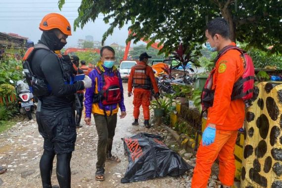 Pria yang Nekat Melompat ke Kali Ciliwung Ditemukan Tewas, Innalillahi - JPNN.COM