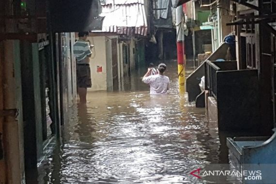 Tanggul Kali Bekasi Jebol, Perumahan Ini Berpotensi Alami Banjir Besar - JPNN.COM