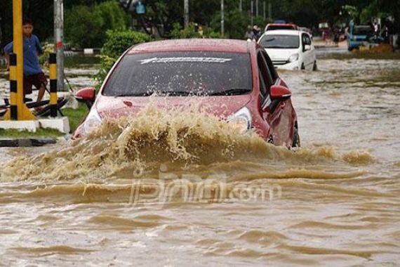 3 Kiat Mengendarai Mobil Saat Melewati Banjir - JPNN.COM