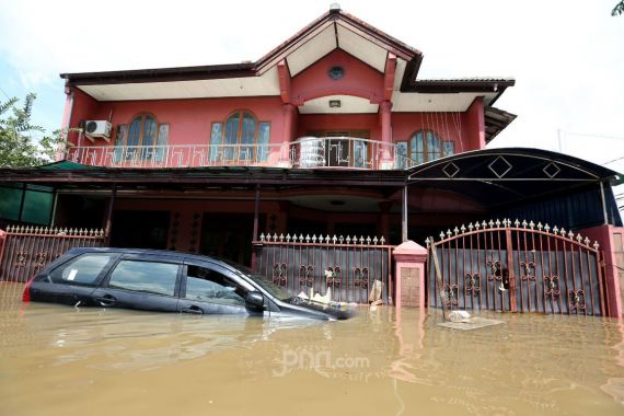 Mobil Terendam Banjir, Jangan Panik! Lakukan 4 Hal Ini - JPNN.COM