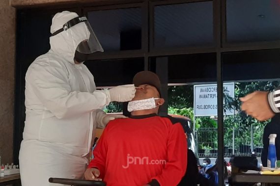 Cegah Klaster Baru, Pengungsi Banjir Cipinang Melayu Dites Rapid Antigen - JPNN.COM