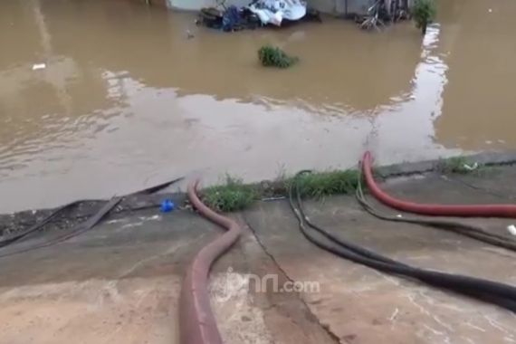 Sedot Banjir Cipinang Melayu, Damkar Kerahkan 20 Pompa - JPNN.COM