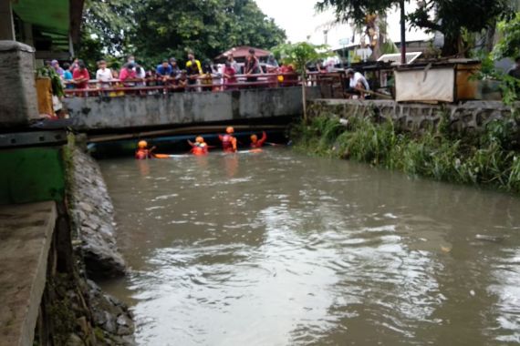Berenang Saat Banjir, Dimas Hanyut Terbawa Arus Kali, Semoga Cepat Ketemu - JPNN.COM