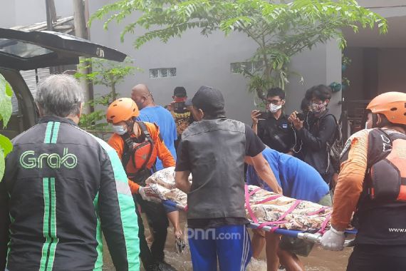 Kabar Duka, Seorang Warga Cipinang Melayu Meninggal di Rumah yang Terkena Banjir - JPNN.COM