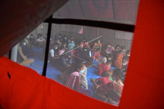 Pengungsi Longsor di Nganjuk Alami Sakit Perut, Muntah-muntah - JPNN.COM