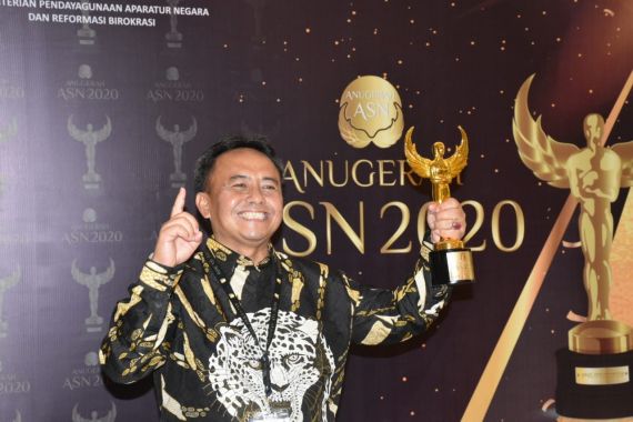 Berkat 2 Inovasi Ini Sekda Sumedang Raih Penghargaan dari KemenPAN-RB - JPNN.COM