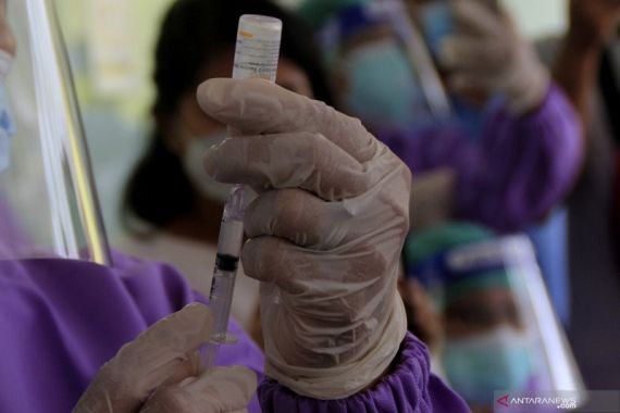 Gegara Hoaks dan Takut Disuntik Vaksin Covid-19, Warga Satu Dusun Kabur ke Hutan - JPNN.COM